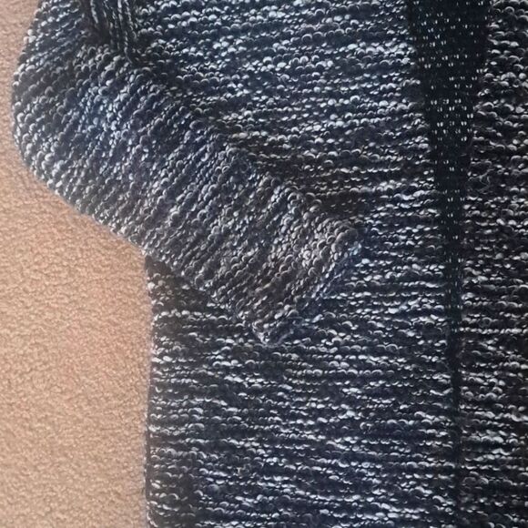 MEDIUM (OVERSIZED)     FOREVER 21 SWEATER - Picture 2 of 4